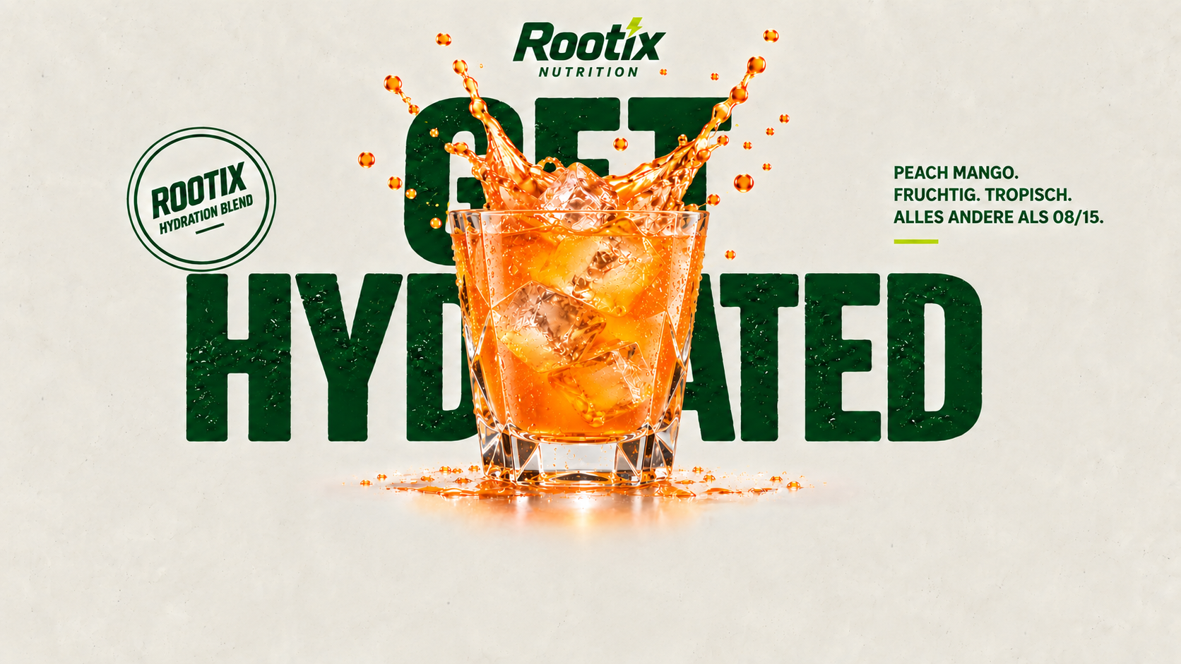 Rootix Peach Mango Hydration Drink mit Eis in einem kantigen Cocktailglas